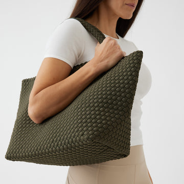 Andreina Bags Siempre tote bag in army green colour. Large size yet lightweight. Handmade, interlaced material, synthetic material, water resistant, machine washable. Designed in Sydney, Australia.