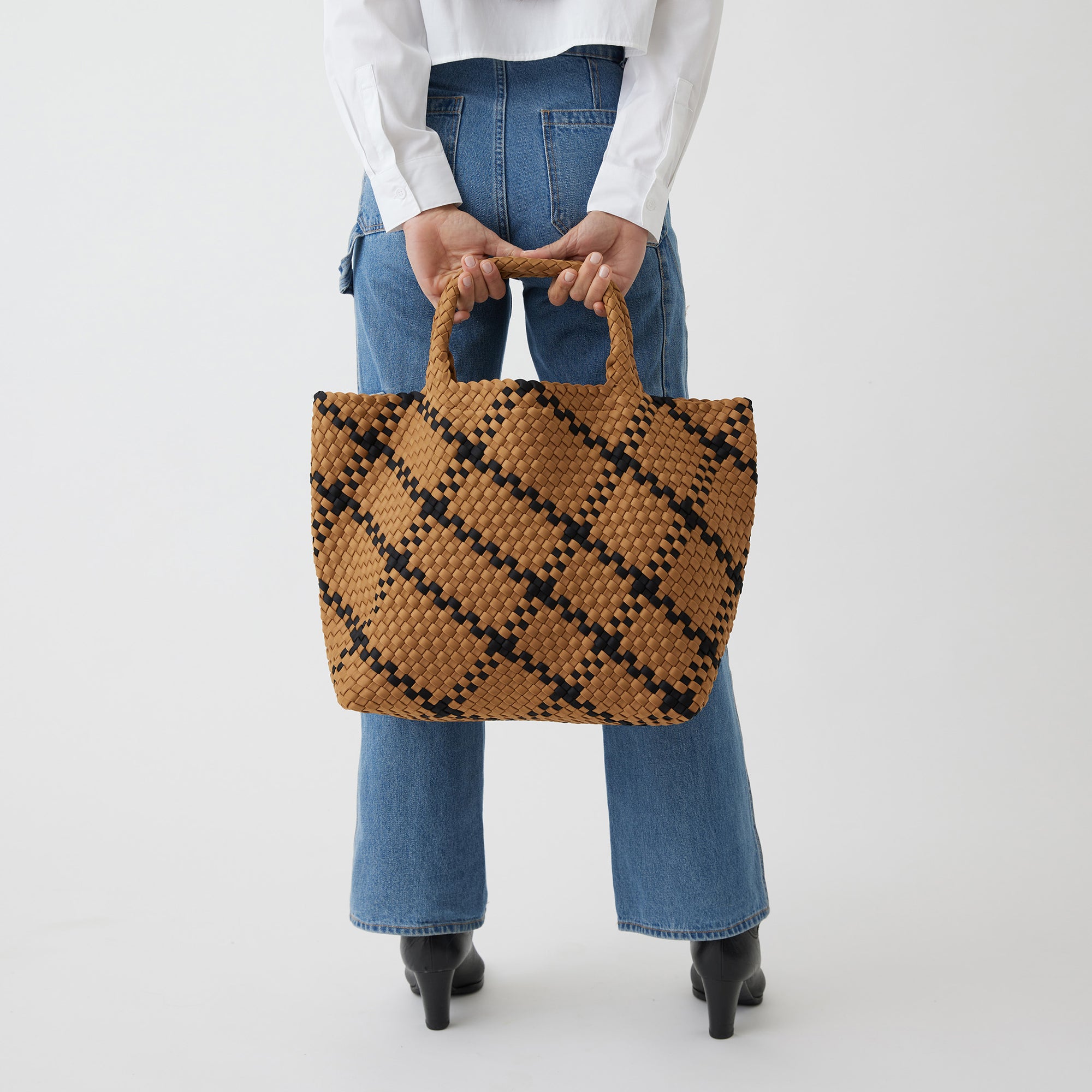 Andreina Bags Siempre tote bag in mustard colour with black criss cross stripes. Colour name is ginger. Large size yet lightweight. Handmade, interlaced material, synthetic material, water resistant, machine washable. Designed in Sydney, Australia.