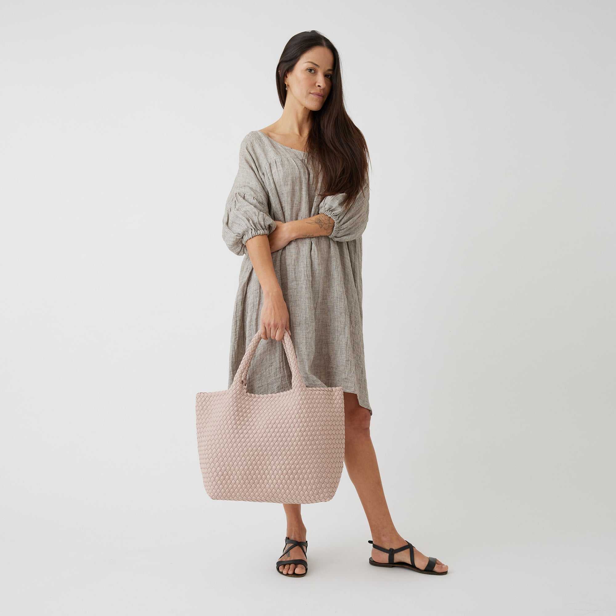 Andreina Bags Siempre tote bag in light pink colour. Colour name is rose. Large size yet lightweight. Handmade, interlaced material, synthetic material, water resistant, machine washable. Designed in Sydney, Australia.