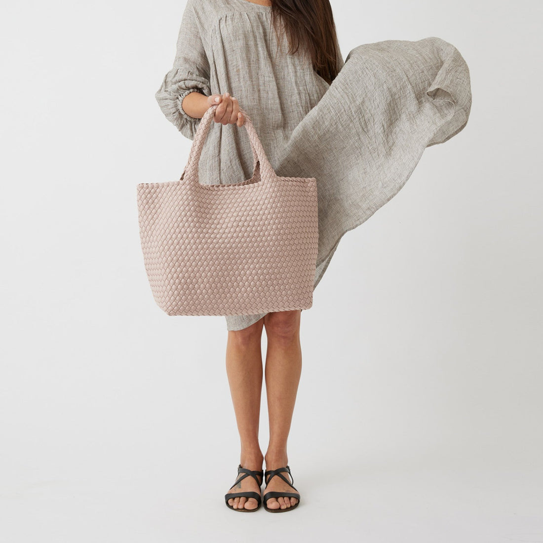 Andreina Bags Siempre tote bag in light pink colour. Colour name is rose. Large size yet lightweight. Handmade, interlaced material, synthetic material, water resistant, machine washable. Designed in Sydney, Australia.