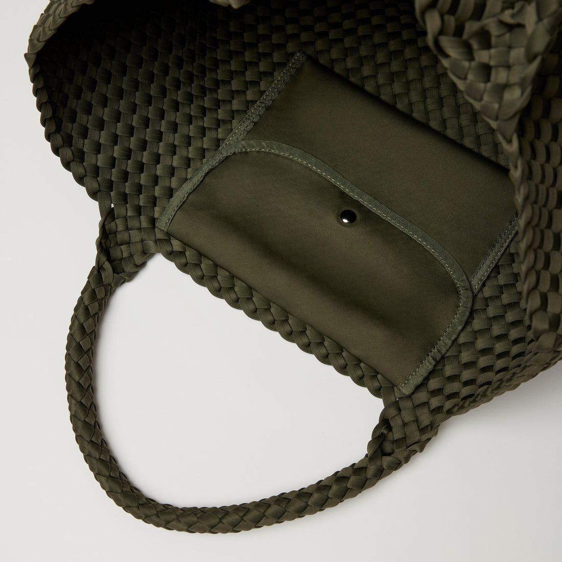 Andreina Bags Siempre tote bag in army green colour. Large size yet lightweight. Has an internal attached pocket that closes up. Handmade, interlaced material, synthetic material, water resistant, machine washable. Designed in Sydney, Australia.