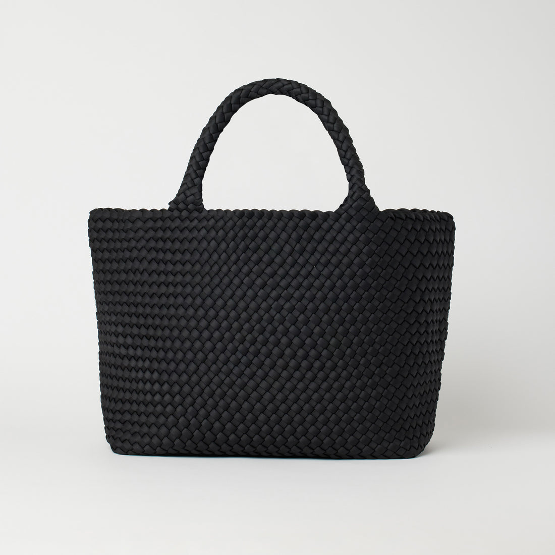 Andreina Bags Siempre tote bag in black colour. Large size yet lightweight. Handmade, interlaced material, synthetic material, water resistant, machine washable. Designed in Sydney, Australia.