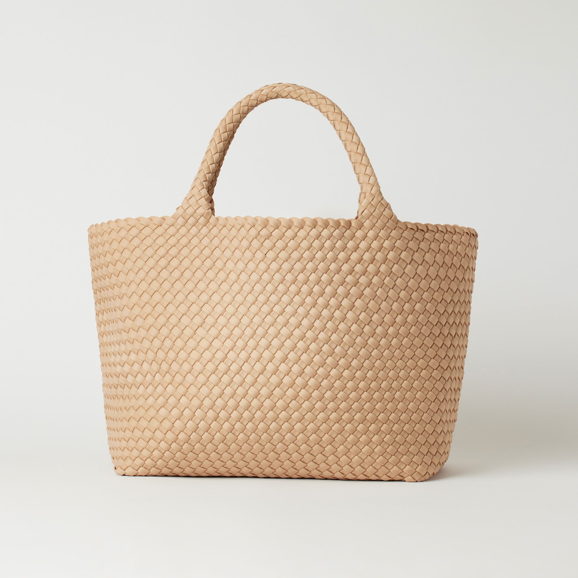 Andreina Bags Siempre tote bag in cream colour. Large size yet lightweight. Handmade, interlaced material, synthetic material, water resistant, machine washable. Designed in Sydney, Australia.